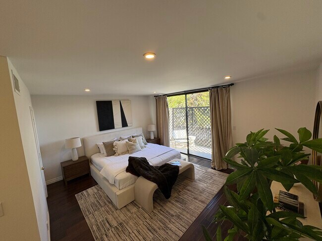 Spacious Primary fits King bed easily - 1844 Midvale Ave