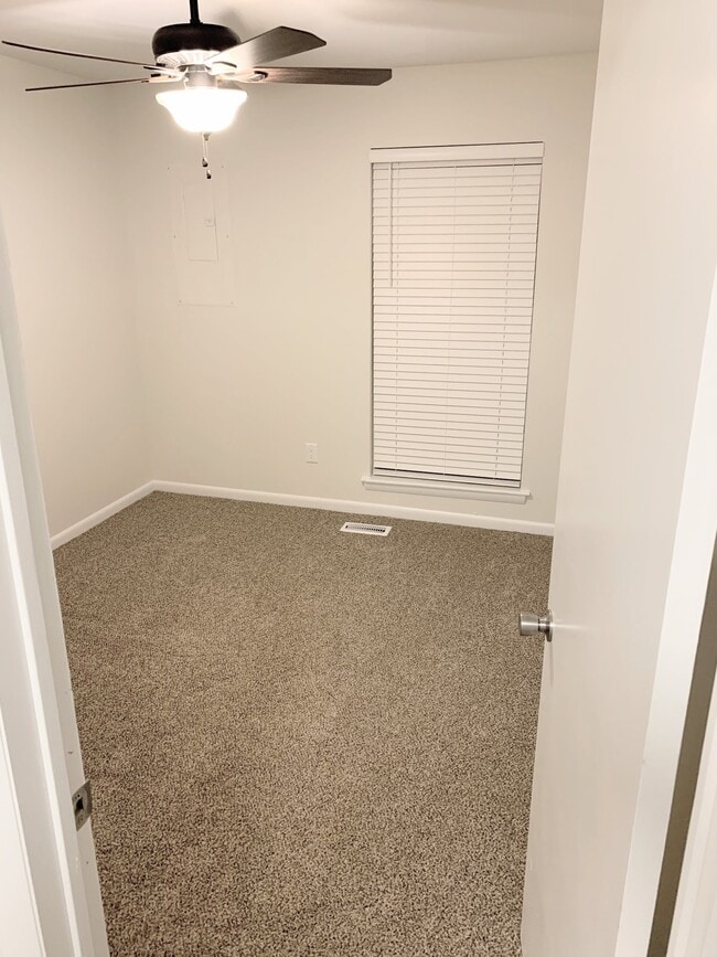 This is *not* an actual picture of the property. This is a picture of an identical unit in the same complex with similar finishes. Actual photos will be uploaded after 4/1/21 when the new carpet is installed. - 1005 Willow Green Dr