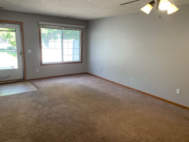 Foto del edificio - NEW PAINT AND CARPET! 2 Bed/1.5 Bath Townh...