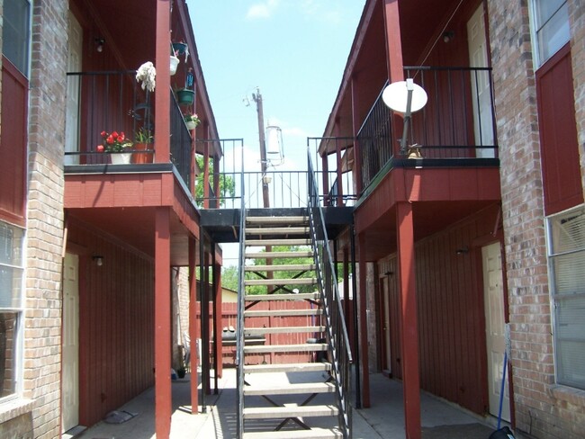 Building Photo - 1400 Clamp Ave