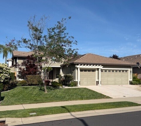 Foto del edificio - Beautiful 4 Bedroom with a large Pool! Located in Roseville close to a park!