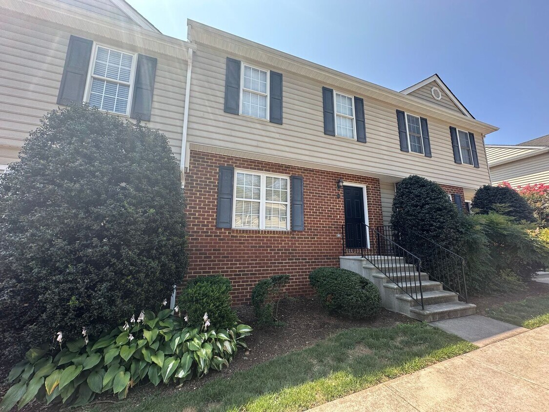 Primary Photo - 3 Bedroom Townhouse off Wards Ferry Road