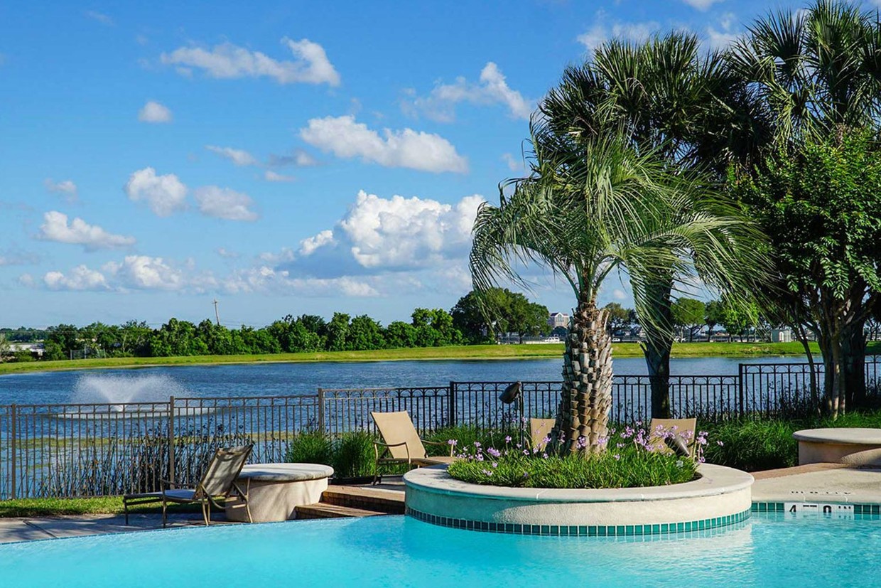 Pool overlooking the lake - Village on the Lake