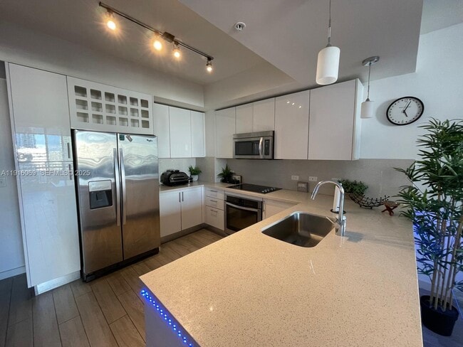 Building Photo - 999 SW 1st Ave