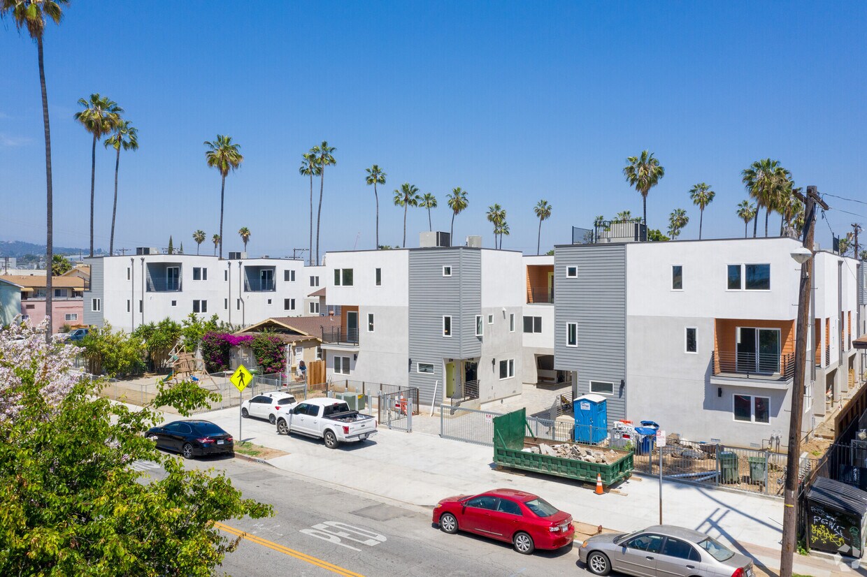 Primary Photo - 962 N Normandie Ave