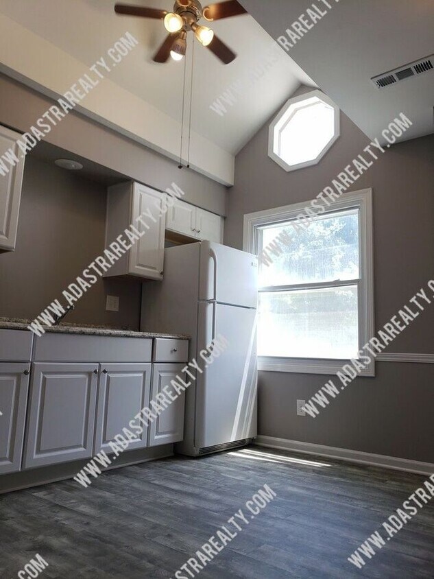 Primary Photo - Amazing Raytown Apartment-Available NOW!!