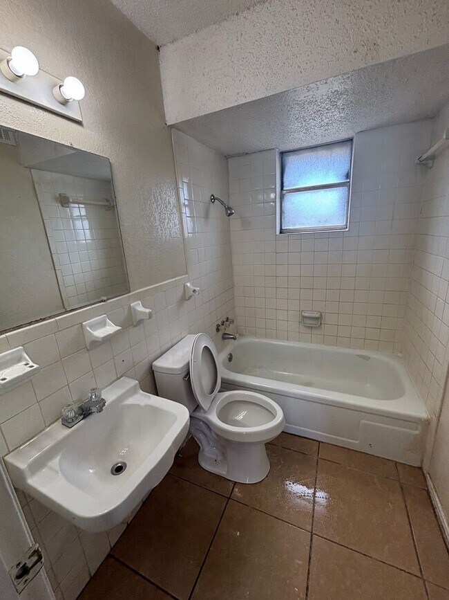 Foto del edificio - Conveniently Located Studio with ALL Utilities INCLUDED