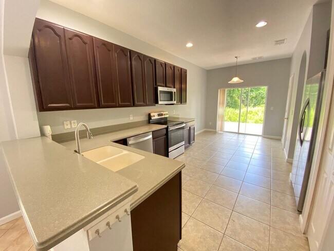 Foto del edificio - 5 bed / 2.5 bath Lake Nona Townhome!