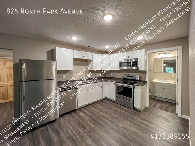 Building Photo - 825 N Park Ave