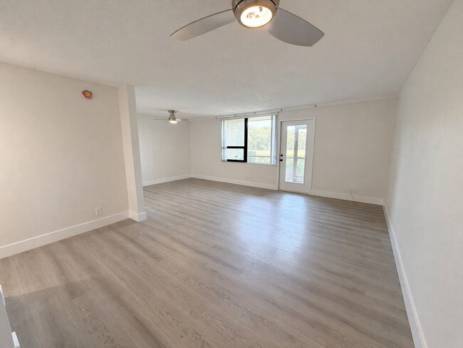 Foto del edificio - "Charming Clearwater Retreat: Cozy Studio Condo with Scenic Views at Cove Cay!"