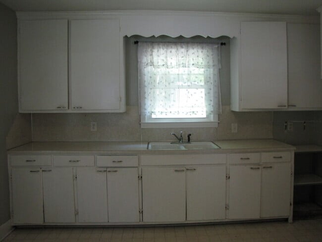 Building Photo - 415 Hugo St