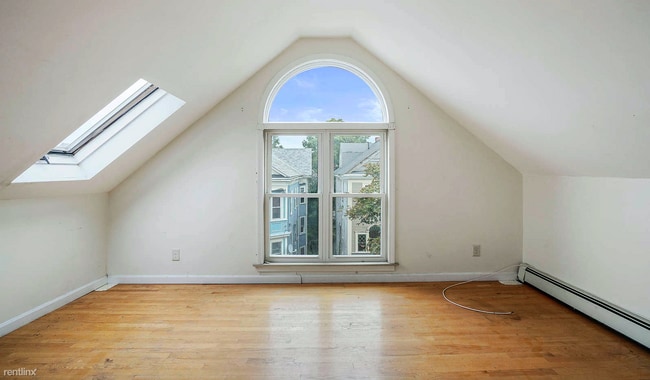 Building Photo - 4 br, 1 bath Triplex - 17 Sachem St 3