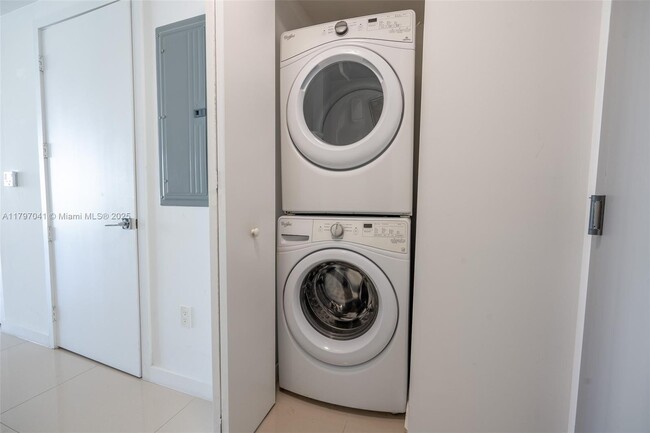 Foto del edificio - 488 NE 18th St