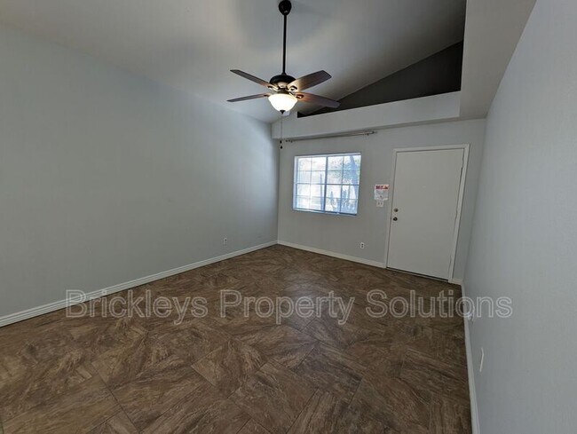 Building Photo - 2955 N Oregon St