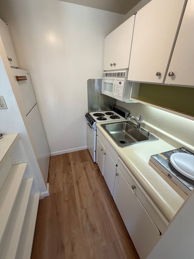 Foto del edificio - Bright and Sunny Studio With Water View For Rent at the Watergate Community In Emeryville, Ca!!!!
