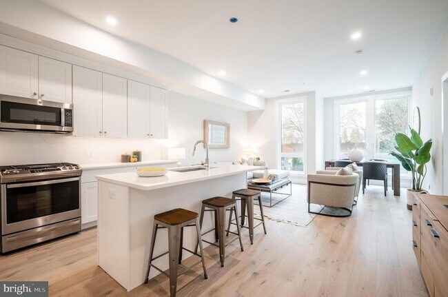 Foto del edificio - 4319 Harrison St NW