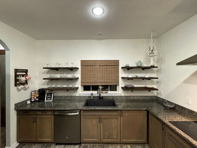 Foto del edificio - Gorgeous 3 BD/2 BA Home on 2 ACRES in La V...