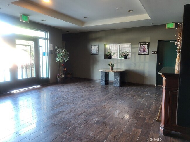 Foto del edificio - 13190 Bromont Ave