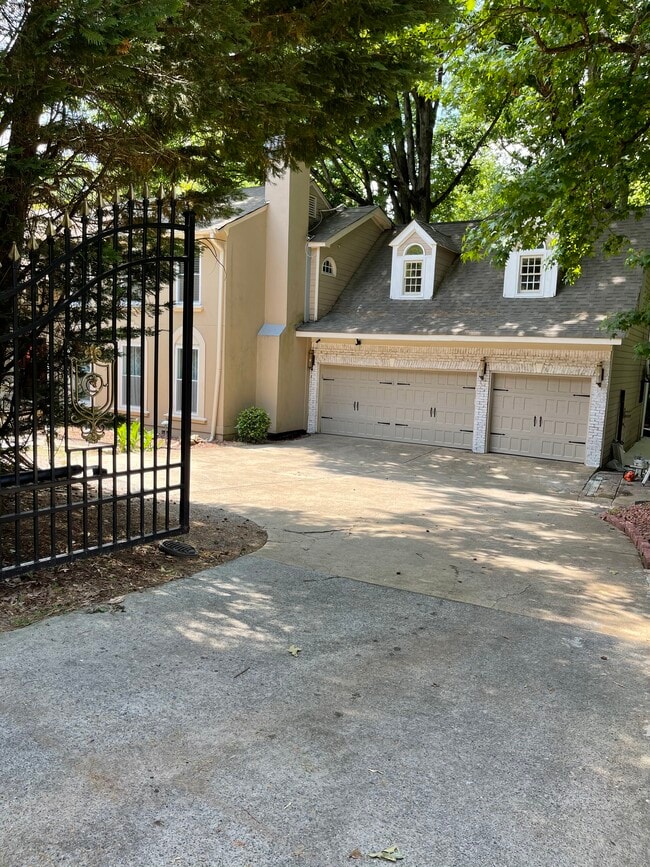 Building Photo - 915 Woodlawn Dr NE