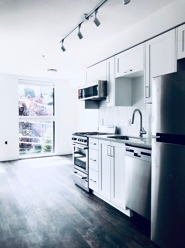 Photo du bâtiment - Sleek Modern 1-Bed with Rooftop Patio in the West End – $2,225/mo