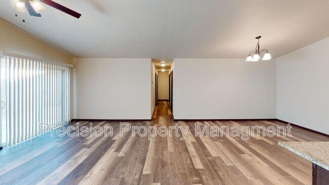 Building Photo - 598 Westwind Rd