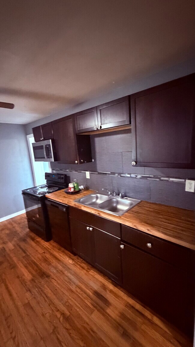 Building Photo - 311 Glamis Ave