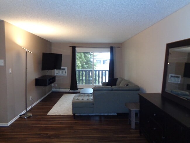 Building Photo - 315 Tait Crescent