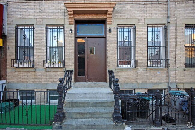 Foto del edificio - 63-33 Forest Ave