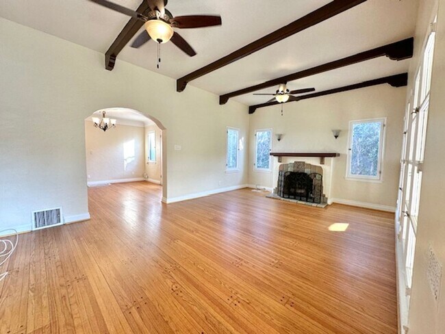 Building Photo - 2080 Eucalyptus Ave // Beautiful Home