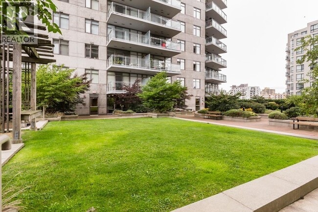 Building Photo - 892 Carnarvon St