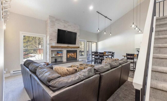 Foto del edificio - 815 Columbine Rd