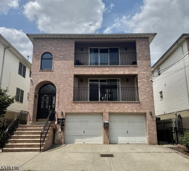 Primary Photo - 154 Komorn St