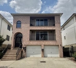 Building Photo - 154 Komorn St