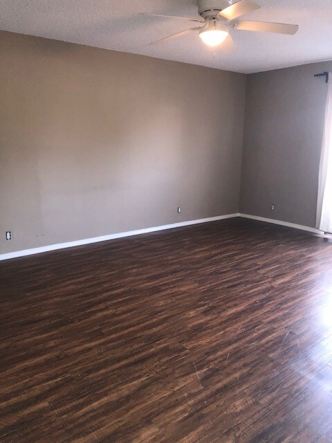 Foto del edificio - 7515 Winnetka Ave