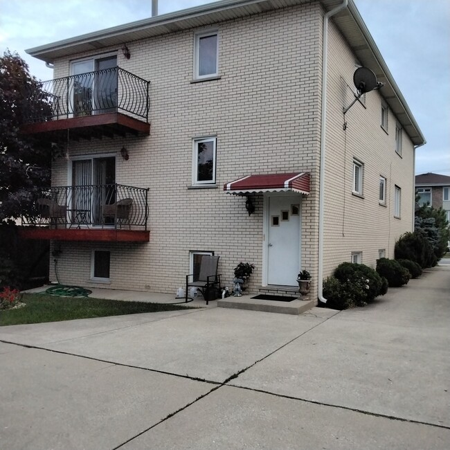 Building Photo - 8016 W 83rd St