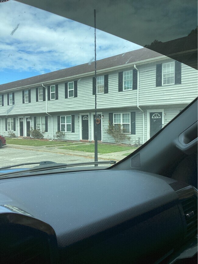 Building Photo - 1100 Pineland Ave