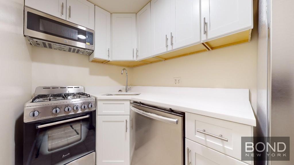 Building Photo - 36 W 73rd St