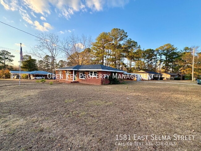 Building Photo - 1581 E Selma St