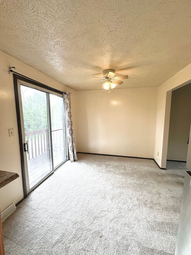 Foto del edificio - Well-Maintained 2 Bed, 1 Bath Townhome in West Mifflin - Private Balcony, Central AC & Heat - Ava...