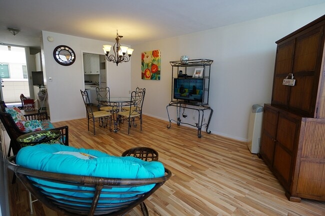 COMEDOR - 1624 Kanunu St