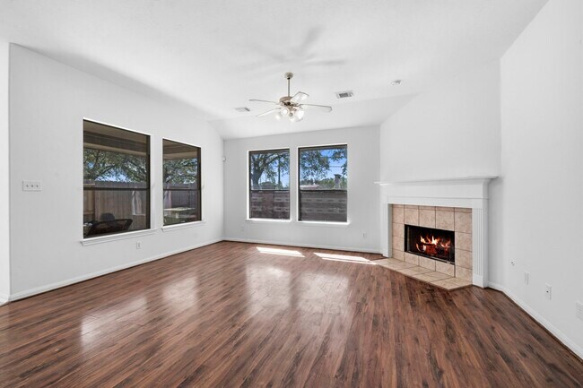 Foto del edificio - 17215 Fernchase Ct