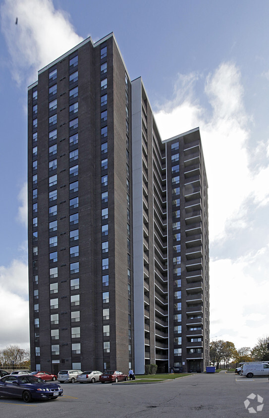 Building Photo - 1515 Lakeshore Rd E