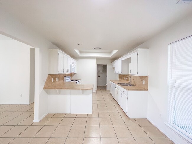 Building Photo - Gorgeous 3 Bed/2 Bath/2-Car Garage in Gree...