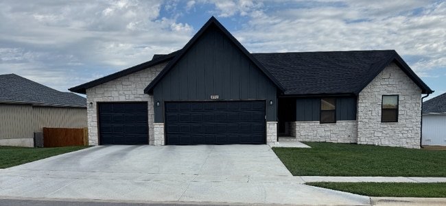 Building Photo - 896 S Silverwood Ln