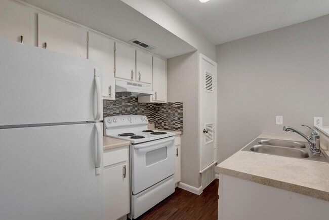 Building Photo - 303 W 40th St