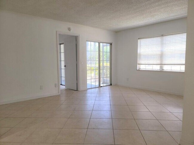 Building Photo - 1604 SE Green Acres Cir