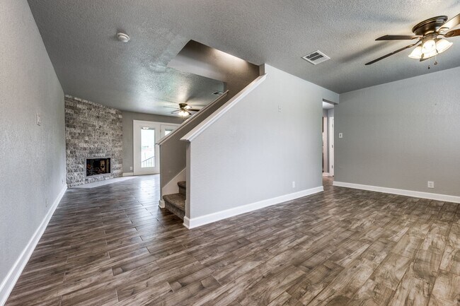 Foto del edificio - 4 Bedroom/2.5 Bath Raintree Subdivision