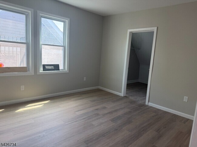 Foto del edificio - 37 Mapes Ave