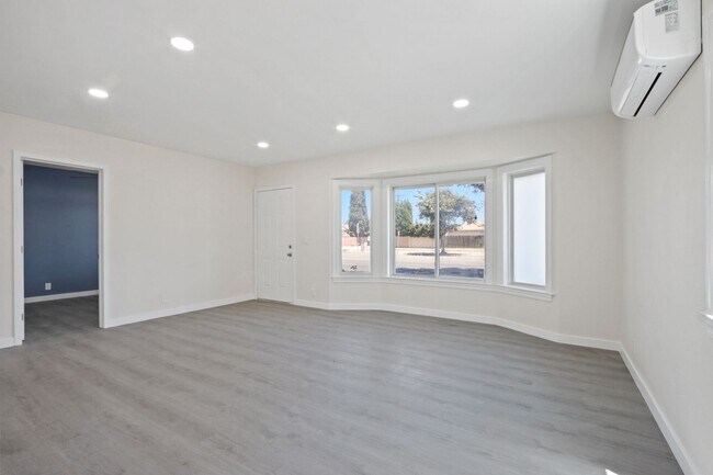 Foto del edificio - 2348 Revere Ave