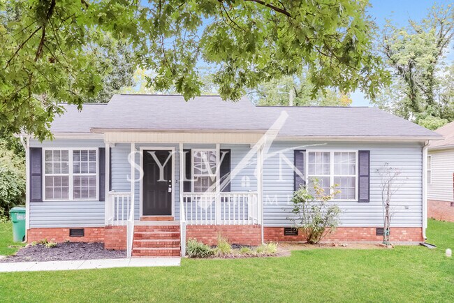 Building Photo - Feel welcome and comfortable in this adora...
